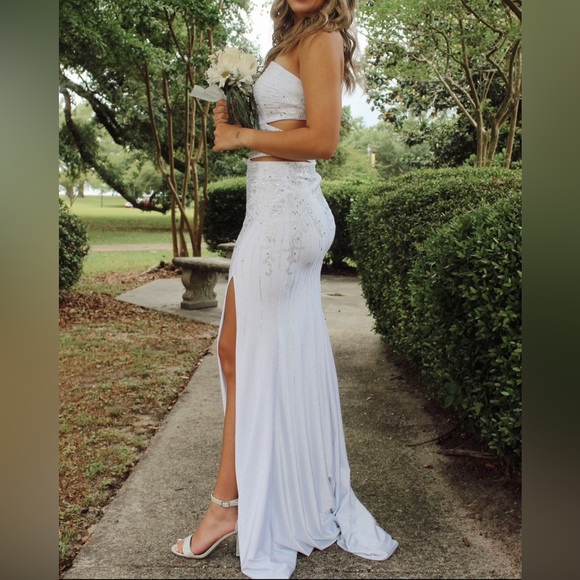 White and Silver 2Cute Prom Dress Size 2 - Picture 6 of 8